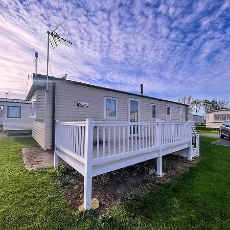 Lovely Caravan With Decking At Seawick Holiday Park In Essex Ref 27471Sw Clacton-on-Sea Exterior photo
