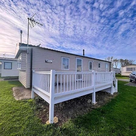Lovely Caravan With Decking At Seawick Holiday Park In Essex Ref 27471Sw Clacton-on-Sea Exterior photo