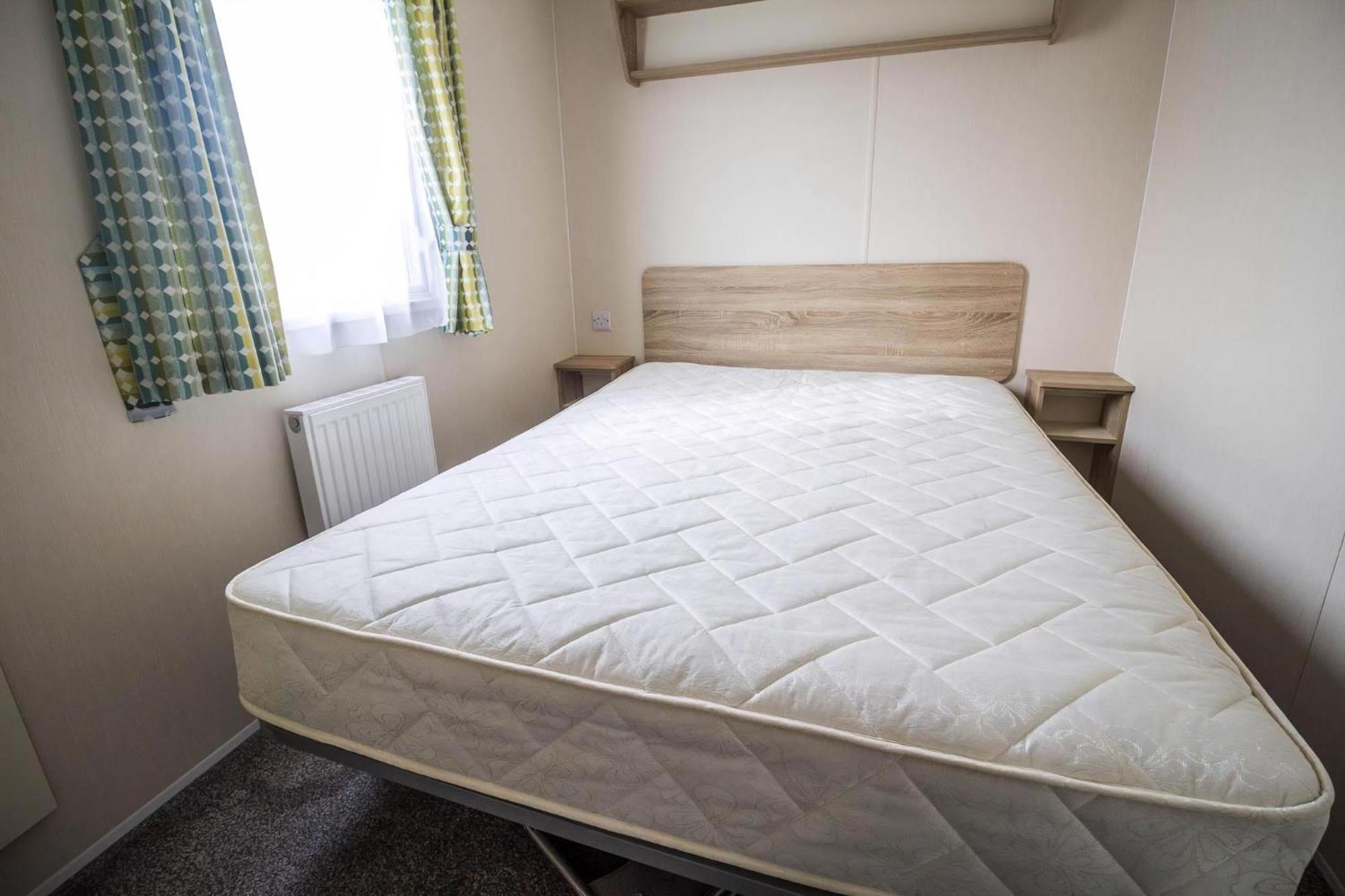 Lovely Caravan With Decking At Seawick Holiday Park In Essex Ref 27471Sw Clacton-on-Sea Exterior photo