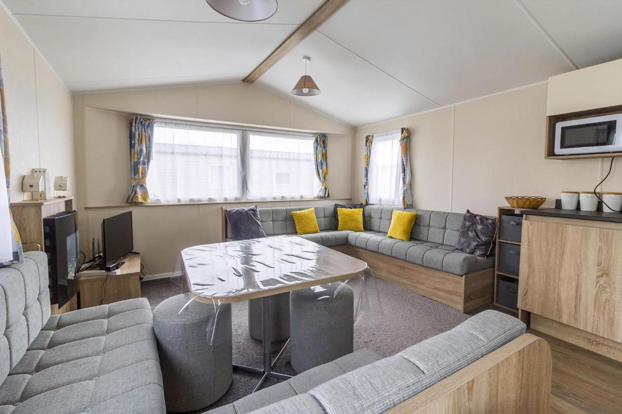 Lovely Caravan With Decking At Seawick Holiday Park In Essex Ref 27471Sw Clacton-on-Sea Exterior photo
