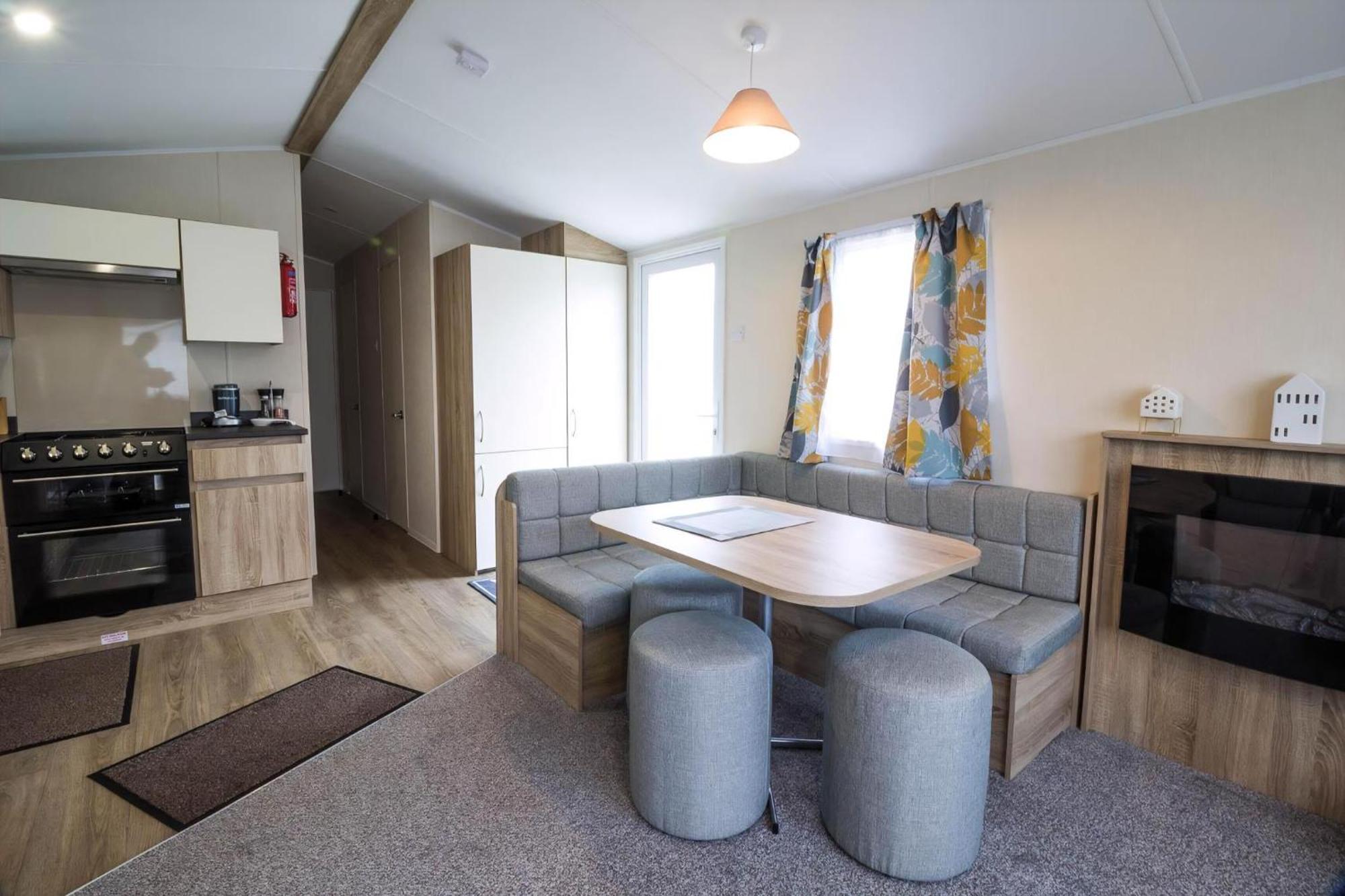 Lovely Caravan With Decking At Seawick Holiday Park In Essex Ref 27471Sw Clacton-on-Sea Exterior photo